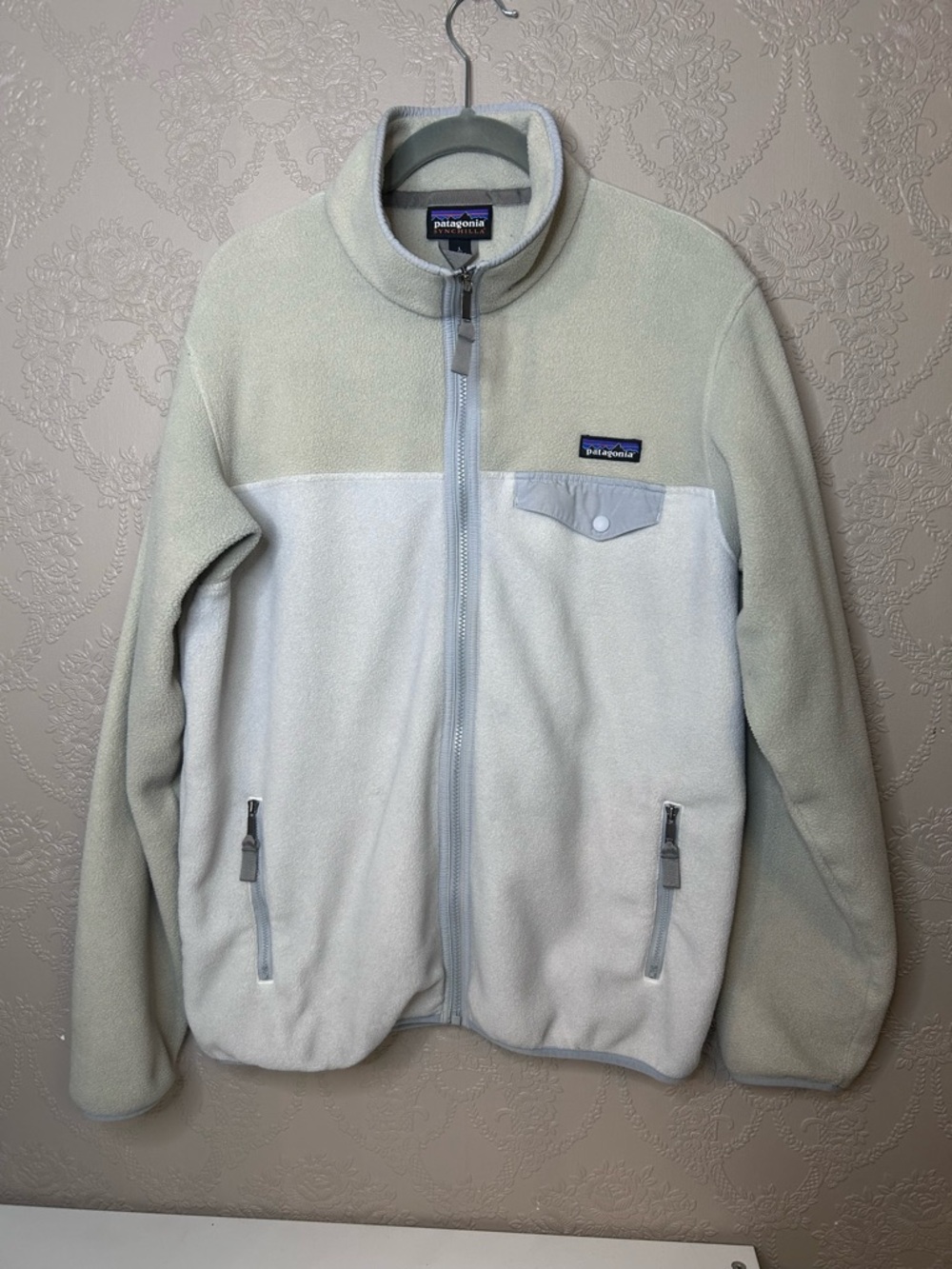 Patagonia Two-Tone Light Gray and Off-White Fleece Jacket Synchilla